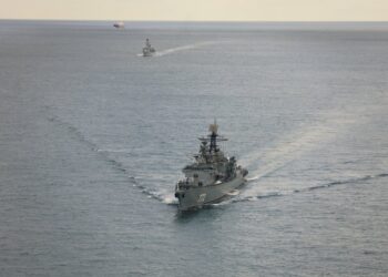 HMS Iron Duke Shadows Rfn Neustrashimy y carga de carga Sparta.