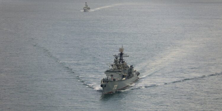 HMS Iron Duke Shadows Rfn Neustrashimy y carga de carga Sparta.