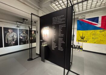 Una exposición de arte titulada "Ucrania indomable" Mostrando retratos de voluntarios británicos que murieron defendiendo a Ucrania y una lista de sus nombres.