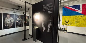 Una exposición de arte titulada "Ucrania indomable" Mostrando retratos de voluntarios británicos que murieron defendiendo a Ucrania y una lista de sus nombres.