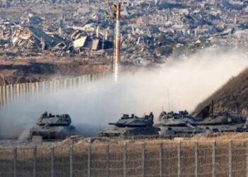 Los tanques de batalla principales del ejército israelí se mueven a lo largo de la frontera con la Franja de Gaza en el sur de Israel el 27 de agosto de 2025. El ejército israelí presionó las operaciones alrededor de la ciudad de Gaza el 27 de agosto, mientras el presidente Donald Trump se preparó para organizar una reunión de la Casa Blanca en los planes de posguerra para el territorio palestino destrozado.