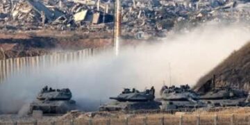 Los tanques de batalla principales del ejército israelí se mueven a lo largo de la frontera con la Franja de Gaza en el sur de Israel el 27 de agosto de 2025. El ejército israelí presionó las operaciones alrededor de la ciudad de Gaza el 27 de agosto, mientras el presidente Donald Trump se preparó para organizar una reunión de la Casa Blanca en los planes de posguerra para el territorio palestino destrozado.