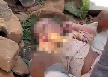 Video todavía de un bebé abandonado con una piedra en la boca, que se encuentra en Bhilwara, India.