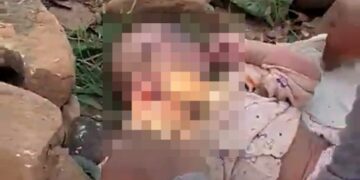 Video todavía de un bebé abandonado con una piedra en la boca, que se encuentra en Bhilwara, India.