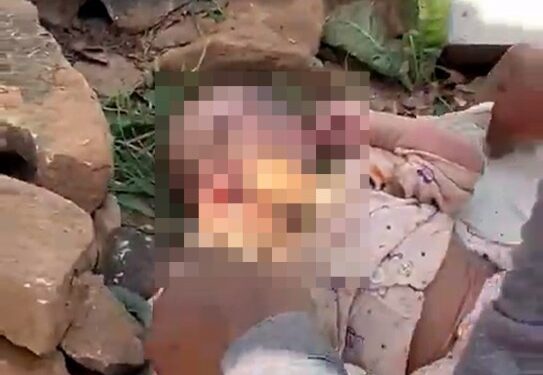 Video todavía de un bebé abandonado con una piedra en la boca, que se encuentra en Bhilwara, India.