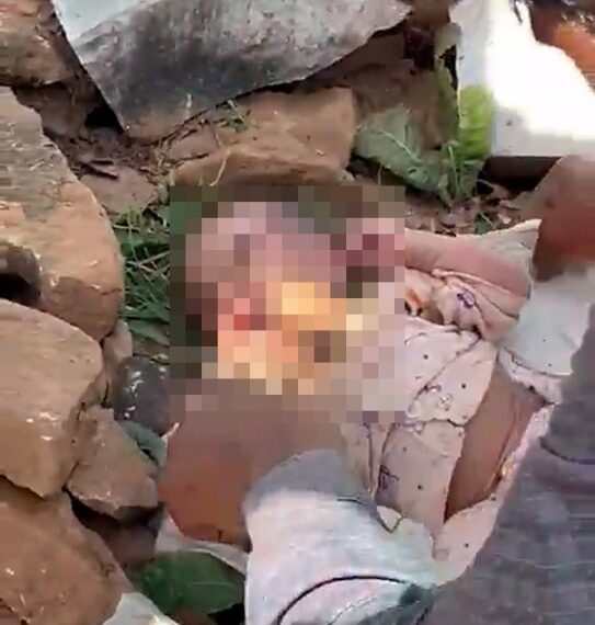 Video todavía de un bebé abandonado con una piedra en la boca, que se encuentra en Bhilwara, India.