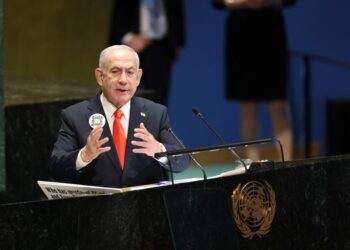 El primer ministro israelí, Benjamin Netanyahu, habla en la Asamblea General de las Naciones Unidas, con un botón con un código QR.