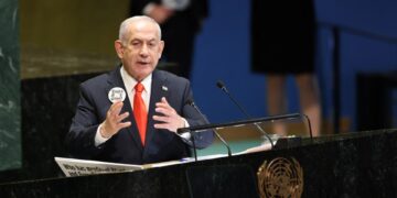 El primer ministro israelí, Benjamin Netanyahu, habla en la Asamblea General de las Naciones Unidas, con un botón con un código QR.