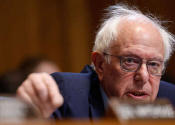 El senador Bernie Sanders habla durante una audiencia del Comité de Medio Ambiente y Obras Públicas del Senado sobre Capitol Hill en Washington, DC, el 16 de enero de 2025.