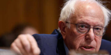 El senador Bernie Sanders habla durante una audiencia del Comité de Medio Ambiente y Obras Públicas del Senado sobre Capitol Hill en Washington, DC, el 16 de enero de 2025.