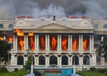 TOPSHOT - El incendio continúa a través del Singha Durbar, el principal edificio administrativo para el gobierno nepalí, en Katmandú el 9 de septiembre de 2025, un día después de una ofensiva policial contra las manifestaciones sobre las prohibiciones de las redes sociales y la corrupción por parte del gobierno. Los manifestantes juveniles nepalíes incendiaron el parlamento el 9 de septiembre cuando el veterano primer ministro obedeció a las multitudes furiosas para renunciar, un día después de una de las represiones mortales en los años en los que al menos 19 personas fueron asesinadas. (Foto de Anup Ojha / AFP) (Foto de Anup Ojha / AFP a través de Getty Images)