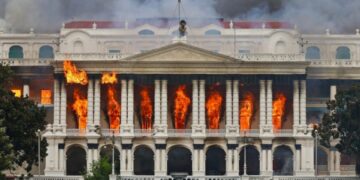 TOPSHOT - El incendio continúa a través del Singha Durbar, el principal edificio administrativo para el gobierno nepalí, en Katmandú el 9 de septiembre de 2025, un día después de una ofensiva policial contra las manifestaciones sobre las prohibiciones de las redes sociales y la corrupción por parte del gobierno. Los manifestantes juveniles nepalíes incendiaron el parlamento el 9 de septiembre cuando el veterano primer ministro obedeció a las multitudes furiosas para renunciar, un día después de una de las represiones mortales en los años en los que al menos 19 personas fueron asesinadas. (Foto de Anup Ojha / AFP) (Foto de Anup Ojha / AFP a través de Getty Images)