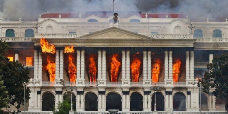 TOPSHOT - El incendio continúa a través del Singha Durbar, el principal edificio administrativo para el gobierno nepalí, en Katmandú el 9 de septiembre de 2025, un día después de una ofensiva policial contra las manifestaciones sobre las prohibiciones de las redes sociales y la corrupción por parte del gobierno. Los manifestantes juveniles nepalíes incendiaron el parlamento el 9 de septiembre cuando el veterano primer ministro obedeció a las multitudes furiosas para renunciar, un día después de una de las represiones mortales en los años en los que al menos 19 personas fueron asesinadas. (Foto de Anup Ojha / AFP) (Foto de Anup Ojha / AFP a través de Getty Images)