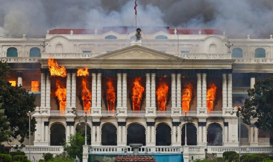 TOPSHOT - El incendio continúa a través del Singha Durbar, el principal edificio administrativo para el gobierno nepalí, en Katmandú el 9 de septiembre de 2025, un día después de una ofensiva policial contra las manifestaciones sobre las prohibiciones de las redes sociales y la corrupción por parte del gobierno. Los manifestantes juveniles nepalíes incendiaron el parlamento el 9 de septiembre cuando el veterano primer ministro obedeció a las multitudes furiosas para renunciar, un día después de una de las represiones  mortales en los años en los que al menos 19 personas fueron asesinadas. (Foto de Anup Ojha / AFP) (Foto de Anup Ojha / AFP a través de Getty Images)