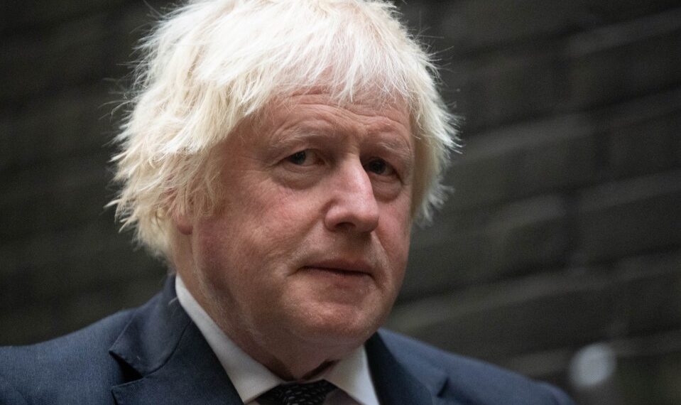 El primer ministro de Gran Bretaña, Boris Johnson, hablando durante una conferencia de prensa virtual.