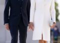 Emmanuel Macron y su esposa Brigitte Macron caminan en la ceremonia del Día D.