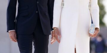 Emmanuel Macron y su esposa Brigitte Macron caminan en la ceremonia del Día D.