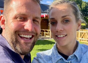 David Hayes y su esposa Elly sonriendo.