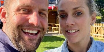 David Hayes y su esposa Elly sonriendo.