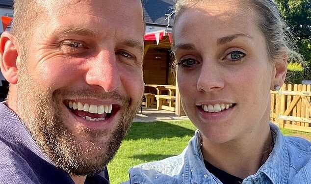 David Hayes y su esposa Elly sonriendo.