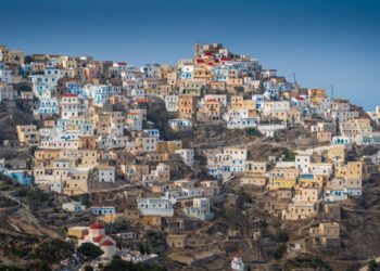 Vista de los antiguos Olympos de la aldea, Isla Karpathos, Grecia, construida en una ladera con casas coloridas.