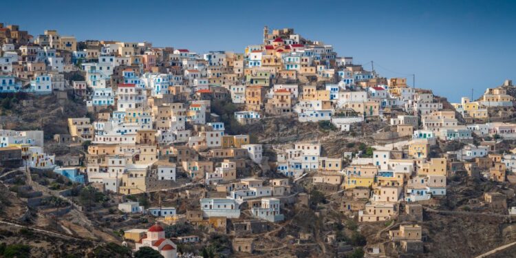Vista de los antiguos Olympos de la aldea, Isla Karpathos, Grecia, construida en una ladera con casas coloridas.