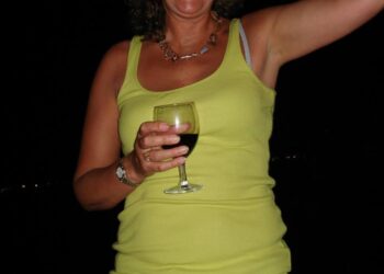 Foto de Michele Faiers sosteniendo una copa de vino.