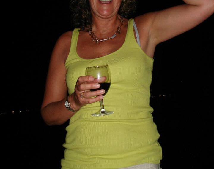 Foto de Michele Faiers sosteniendo una copa de vino.