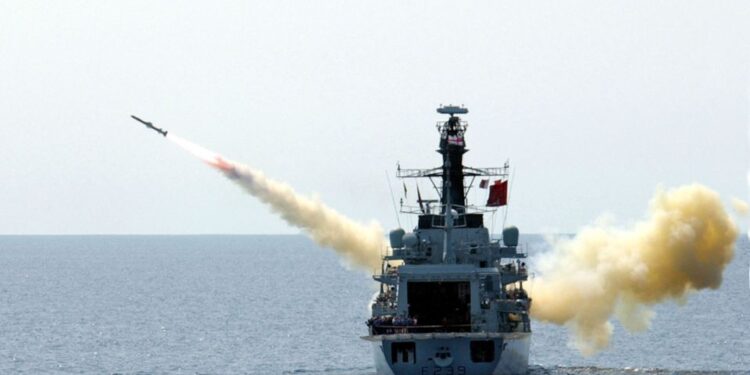 HMS Richmond lanzando un misil Harpoon AGM-84A.