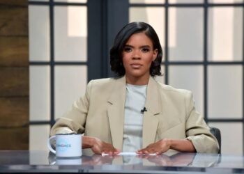 Candace Owens sentado en un escritorio con una taza.