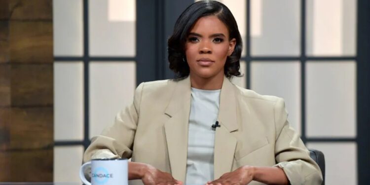 Candace Owens sentado en un escritorio con una taza.