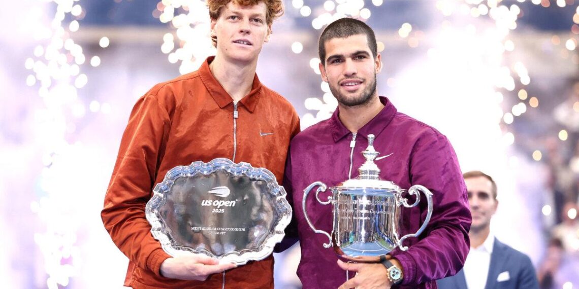 Carlos Alcaraz (R) de España y Jannik Sinner de Italia posan con sus trofeos después de que Alcaraz ganó el partido final de tenis de singles masculinos el día quince del torneo de tenis abierto de los Estados Unidos en el Centro Nacional de Tenis Nacional de USTA BILLIE JEAN KING en la ciudad de Nueva York el 7 de septiembre de 2025.