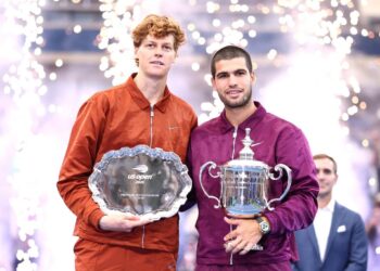 Carlos Alcaraz (R) de España y Jannik Sinner de Italia posan con sus trofeos después de que Alcaraz ganó el partido final de tenis de singles masculinos el día quince del torneo de tenis abierto de los Estados Unidos en el Centro Nacional de Tenis Nacional de USTA BILLIE JEAN KING en la ciudad de Nueva York el 7 de septiembre de 2025.