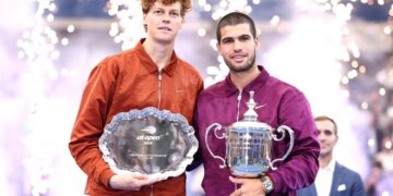Carlos Alcaraz (R) de España y Jannik Sinner de Italia posan con sus trofeos después de que Alcaraz ganó el partido final de tenis de singles masculinos el día quince del torneo de tenis abierto de los Estados Unidos en el Centro Nacional de Tenis Nacional de USTA BILLIE JEAN KING en la ciudad de Nueva York el 7 de septiembre de 2025.