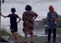 La gente que vio enormes olas se estrella cuando el súper tifón Ragasa trae lluvia a Orchid Island, Taiwán.