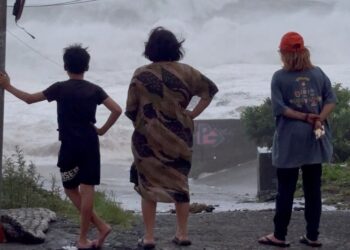 La gente que vio enormes olas se estrella cuando el súper tifón Ragasa trae lluvia a Orchid Island, Taiwán.