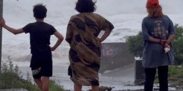 La gente que vio enormes olas se estrella cuando el súper tifón Ragasa trae lluvia a Orchid Island, Taiwán.