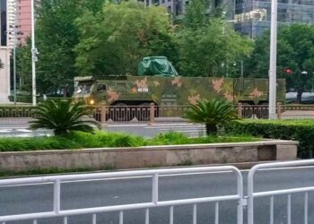 Vehículo militar camuflado en City Street.