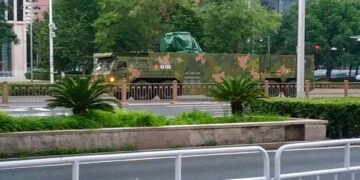 Vehículo militar camuflado en City Street.