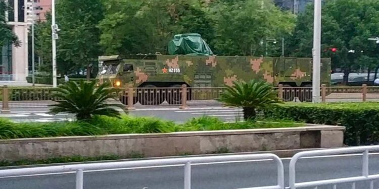 Vehículo militar camuflado en City Street.