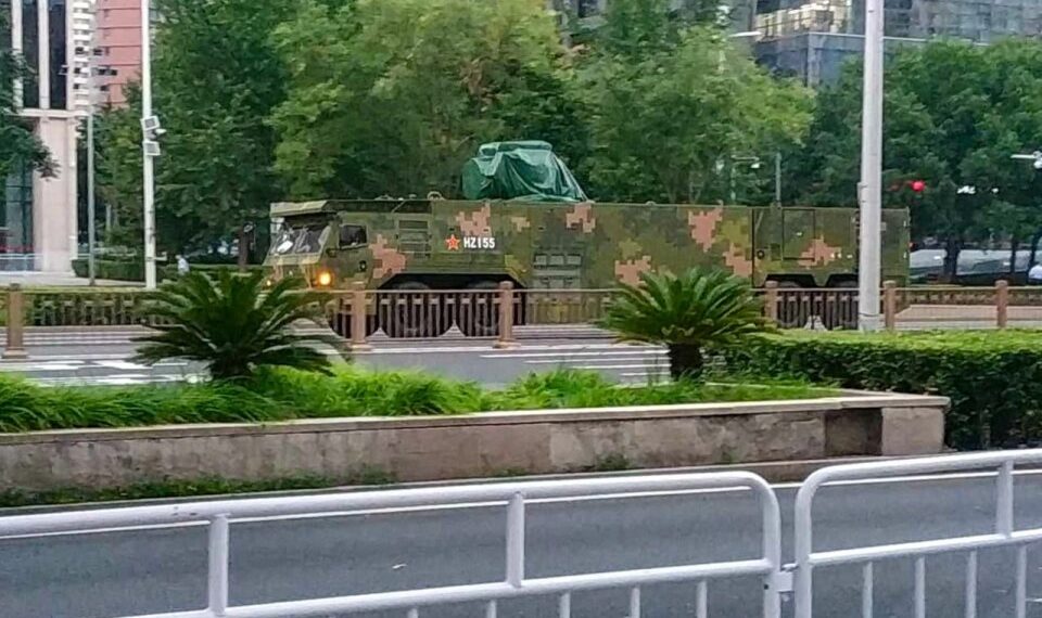 Vehículo militar camuflado en City Street.