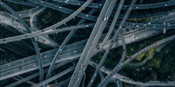 Vista aérea de un complejo paso elevado con tráfico ocupado.