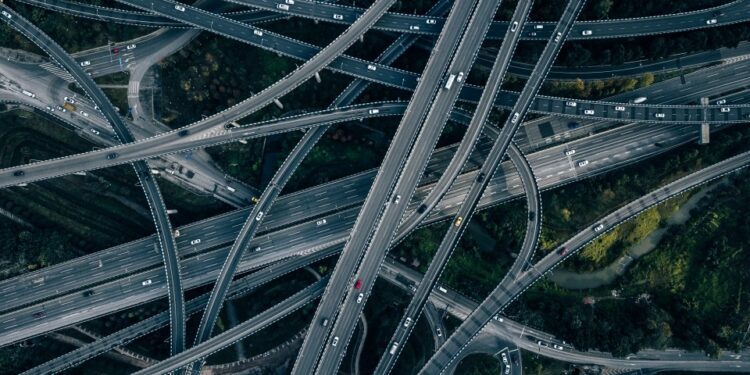 Vista aérea de un complejo paso elevado con tráfico ocupado.