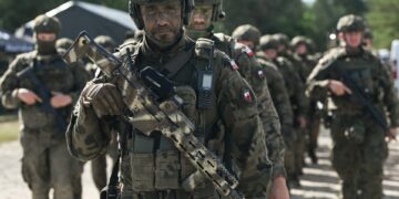 Soldados de la 3ª Brigada de Defensa Territorial de Podkarpacka durante el taladro de defensor de hierro-25 en Polonia.