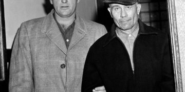 El sheriff del condado de Waushara, Art Schley, escorts Edward Gein al Hospital Central del Estado.