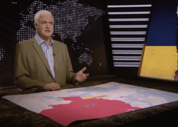 Hombre que se presenta en un mapa político de Ucrania y Rusia.