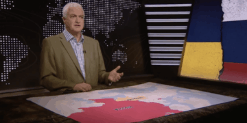 Hombre que se presenta en un mapa político de Ucrania y Rusia.