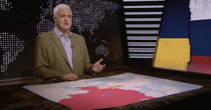 Hombre que se presenta en un mapa político de Ucrania y Rusia.