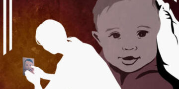 Un prisionero mira una foto de un bebé mientras se imagina tocarse la cara