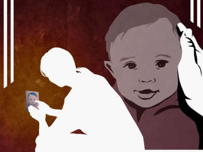 Un prisionero mira una foto de un bebé mientras se imagina tocarse la cara